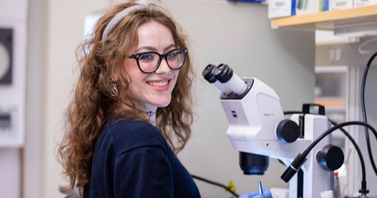 Maddison Lessard in the lab