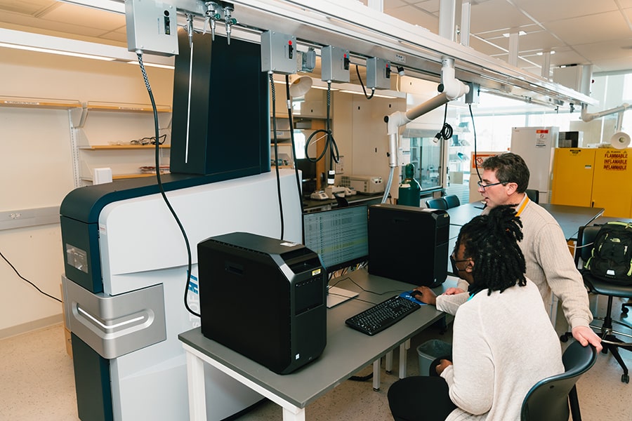 Evans and Ferguson working in the Proteomics Core Facility. Photo credit: Javier Rivas